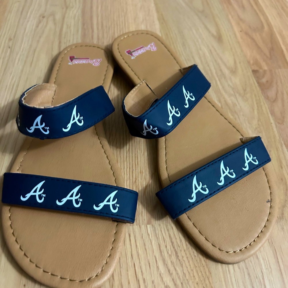 MLB Atlanta Braves sandals🪩ALL CLOTHES WILL BE DONATED THURSDAY 4/17 IF NOT SOLD